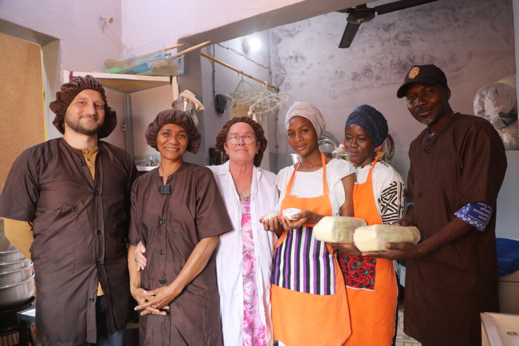 Photo d'une visite de fromagerie tenue par une femme productrice