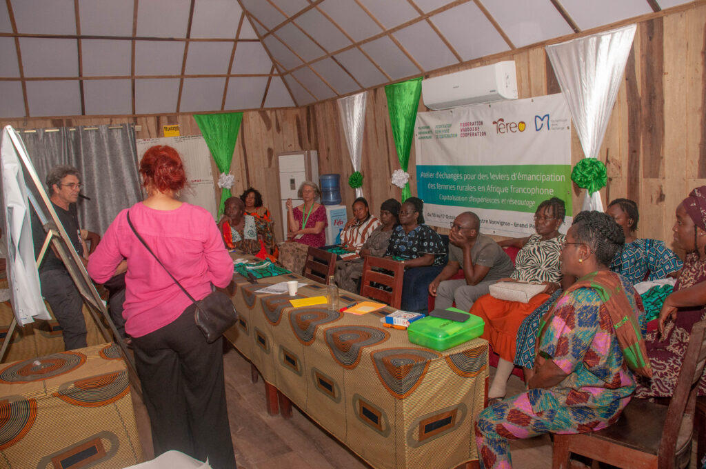 Photo d'un groupe travaillant autour de l'émancipation des femmes rurales